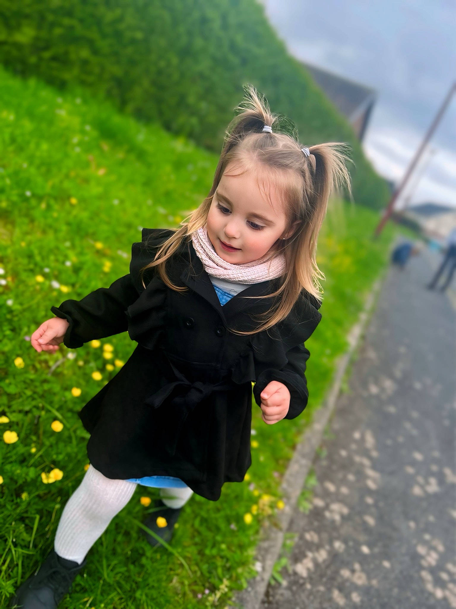Naelys participe au concours pour gagner de l'argent avec cette photo : blond, child, fun, grass, grass_family, grassland, hairstyle, happy, jacket, leisure, people_in_nature, person, plant, portrait_photography, prairie, recreation, sitting, smile, toddler, tree