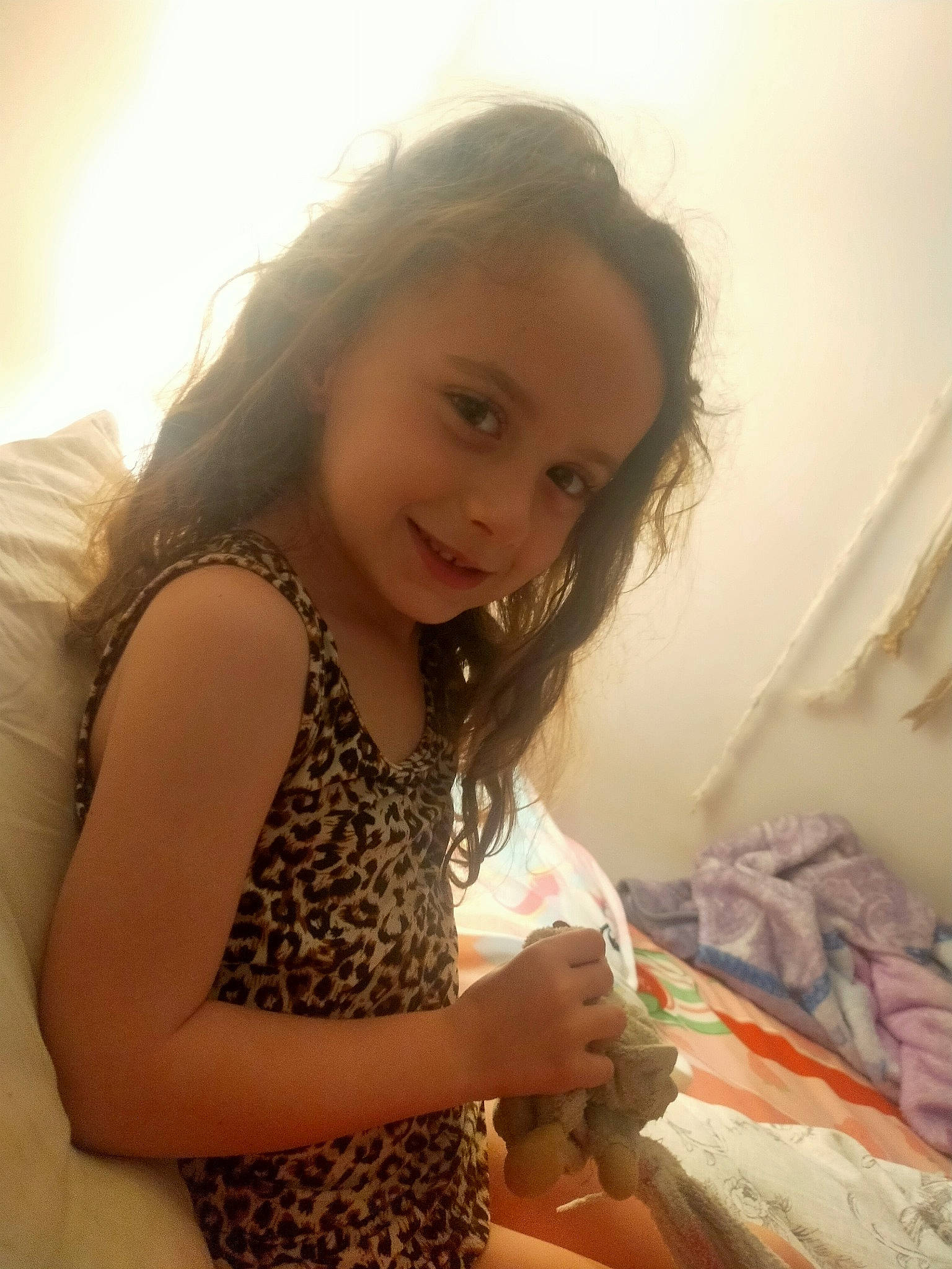 Saveria participe au concours pour gagner de l'argent avec cette photo : blond, comfort, elbow, eye, eyebrow, finger, flash_photography, happy, human_leg, iris, jewellery, joint, joy, lip, long_hair, mouth, person, skin, sleeve, smile