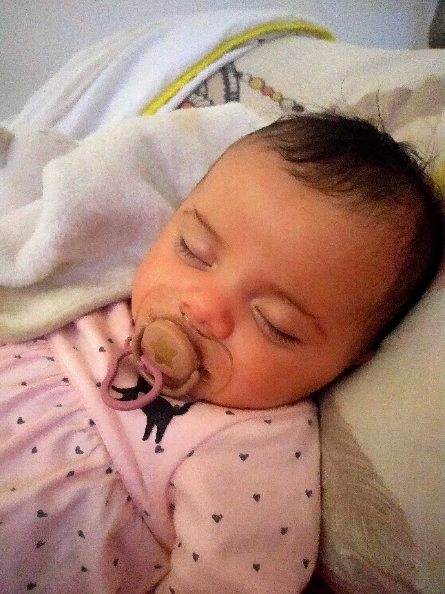 Paola a rejoint le concours — aidez-le/la à gagner de superbes lots ! baby, baby_products, baby_safety, baby_sleeping, baby_toddler_clothing, bedtime, cheek, child, comfort, eye, human_body, iris, linens, lip, nose, person, skin, sleeve, textile, toddler