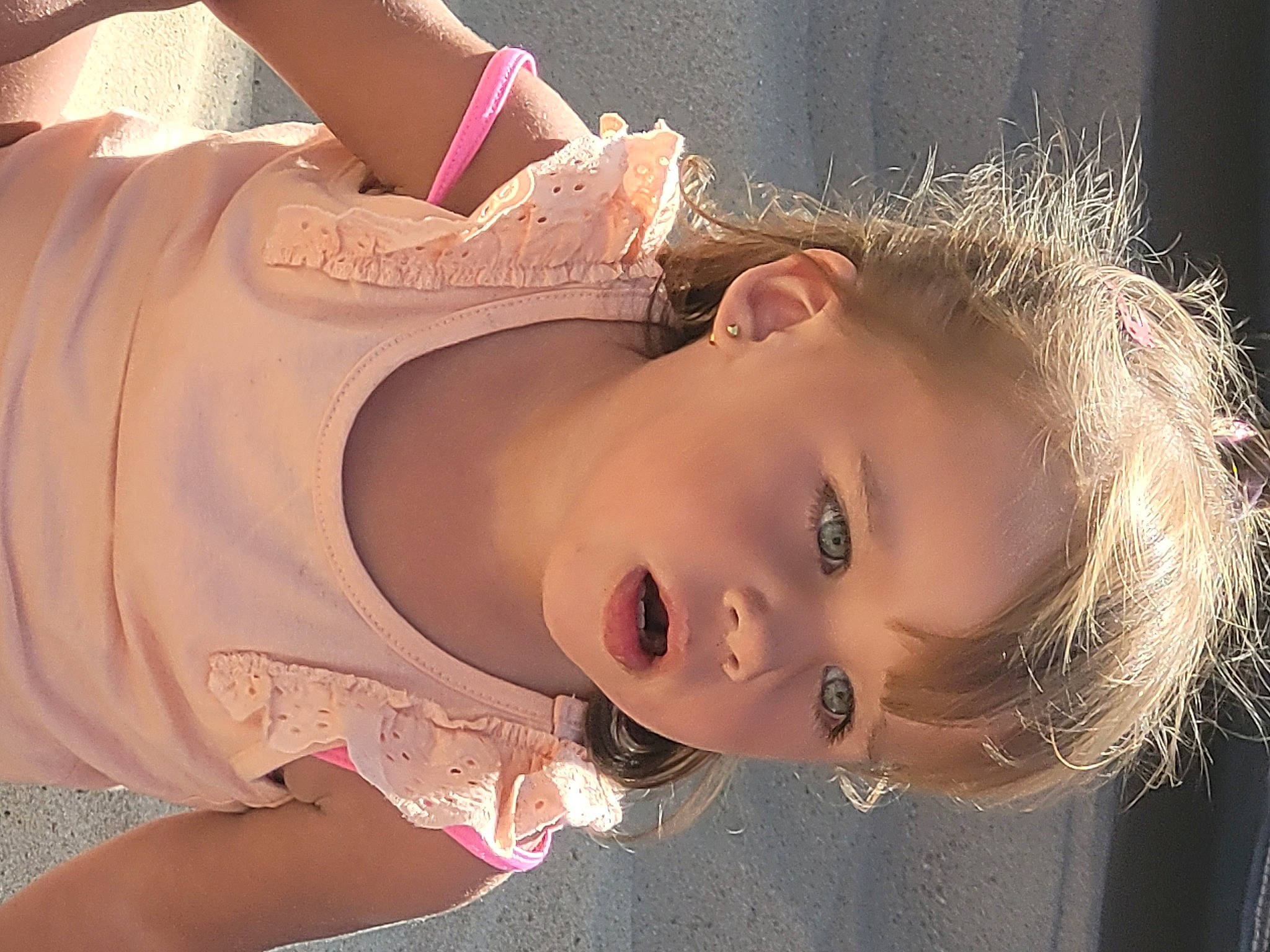 Mya a rejoint le concours — aidez-le/la à gagner de superbes lots ! brown_hair, cheek, child, ear, eyebrow, eyelash, fashion_accessory, fashion_design, flash_photography, hair_accessory, happy, iris, lip, mouth, neck, nose, person, pink, skin, smile