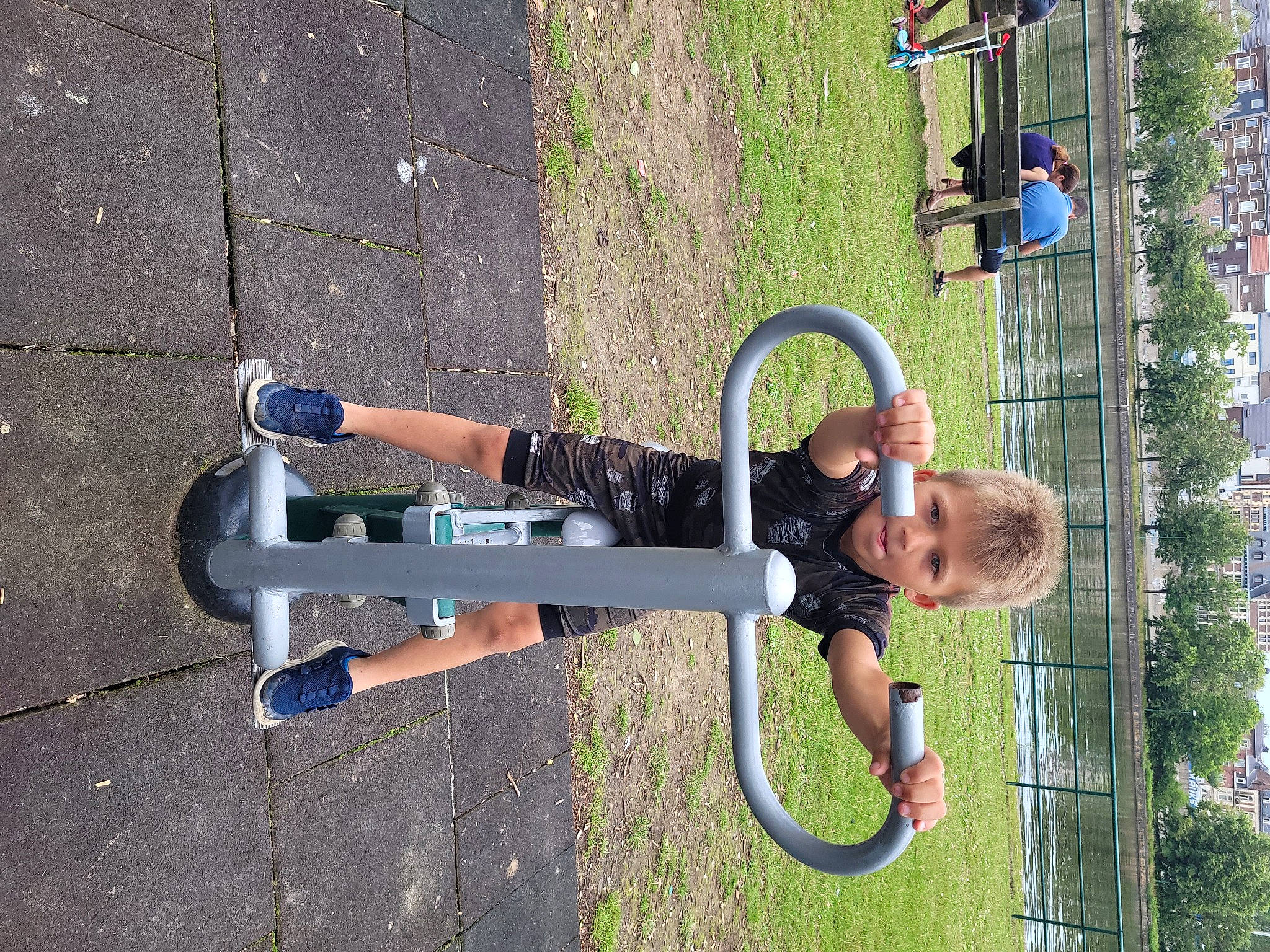 Michel participe au concours pour gagner de l'argent avec cette photo : automotive_tire, automotive_wheel_system, bicycle_accessory, bicycle_fork, bicycle_frame, bicycle_handlebar, bicycle_part, bicycle_tire, bicycle_wheel, fun, human_leg, leisure, person, public_space, recreation, shorts, t_shirt, tire, tree, walking_shoe