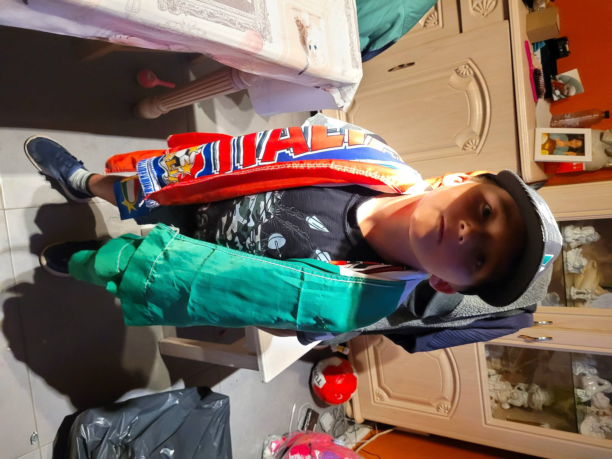 Michel participe au concours pour gagner de l'argent avec cette photo : automotive_design, automotive_exterior, automotive_tire, automotive_wheel_system, backpack, bag, elbow, electric_blue, engineering, glove, hat, headwear, luggage_and_bags, machine, person, personal_protective_equipment, recreation, room, sportswear, t_shirt