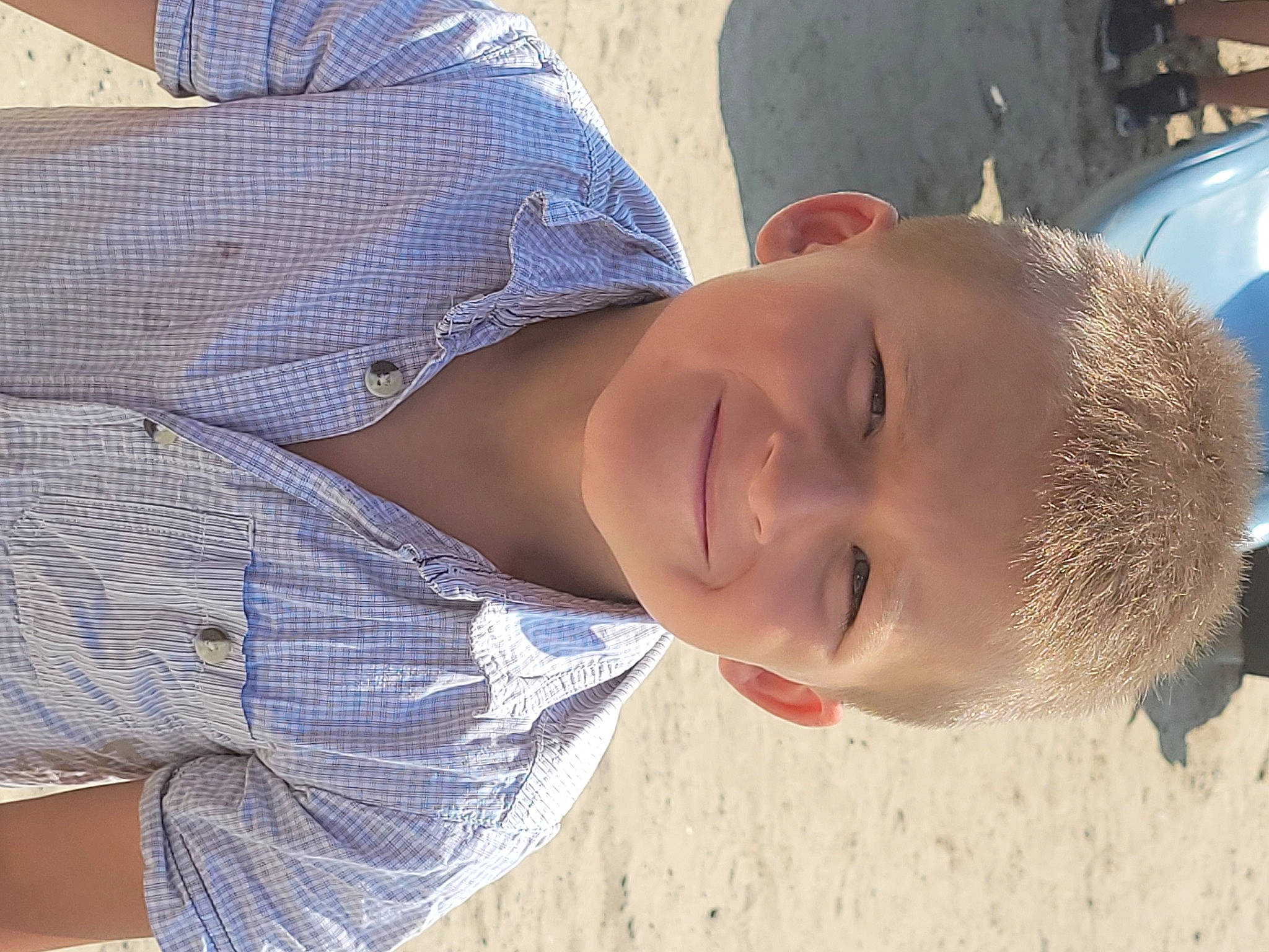 Michel participe au concours pour gagner de l'argent avec cette photo : child, comfort, eyewear, fashion_accessory, forehead, fun, happy, hat, joy, lip, mouth, neck, nose, person, portrait_photography, sand, skin, smile, toddler, tree