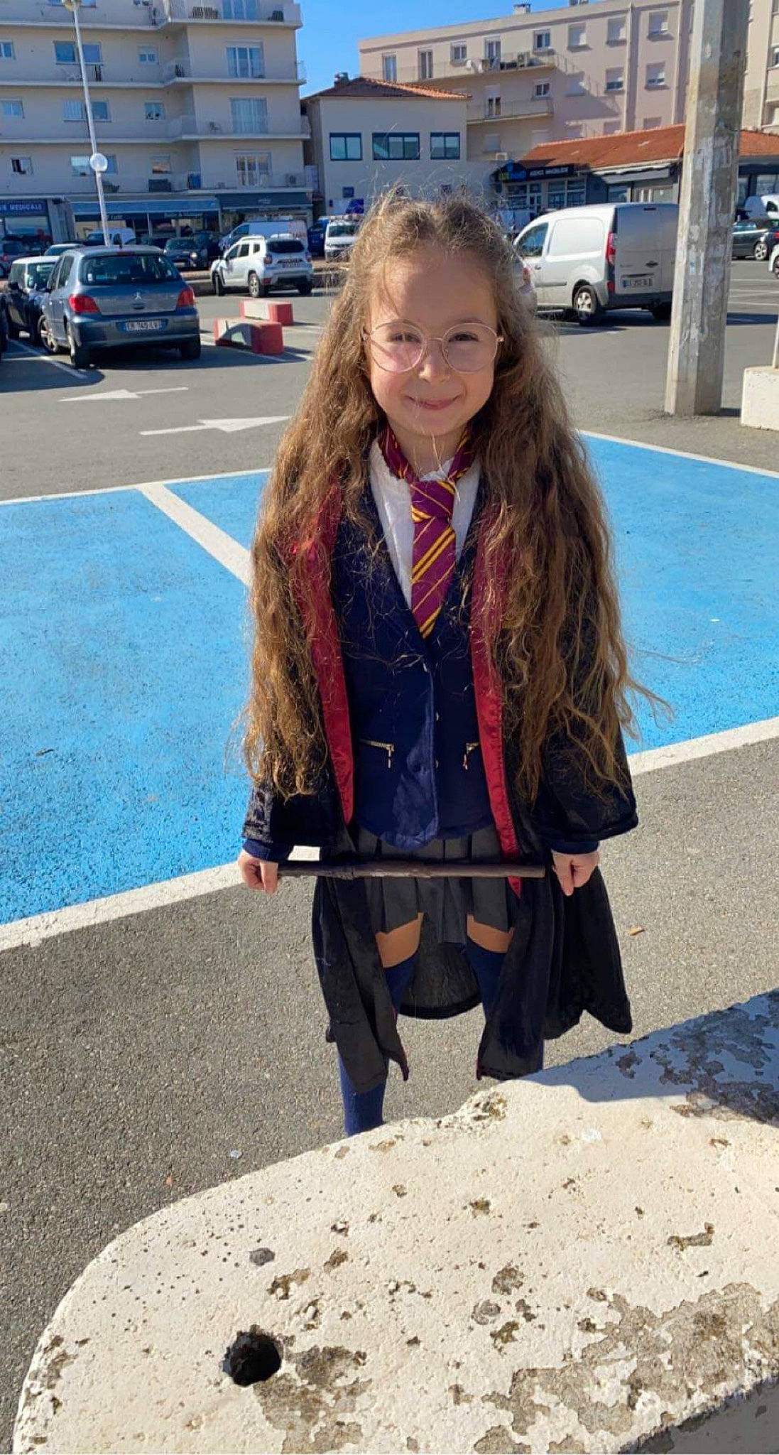 Adélaïde a rejoint le concours — aidez-le/la à gagner de superbes lots ! asphalt, blazer, blond, brown_hair, car, denim, electric_blue, formal_wear, fun, hairstyle, joy, leather_jacket, long_hair, pattern, person, plaid, road_surface, snapshot, vehicle, vehicle_door