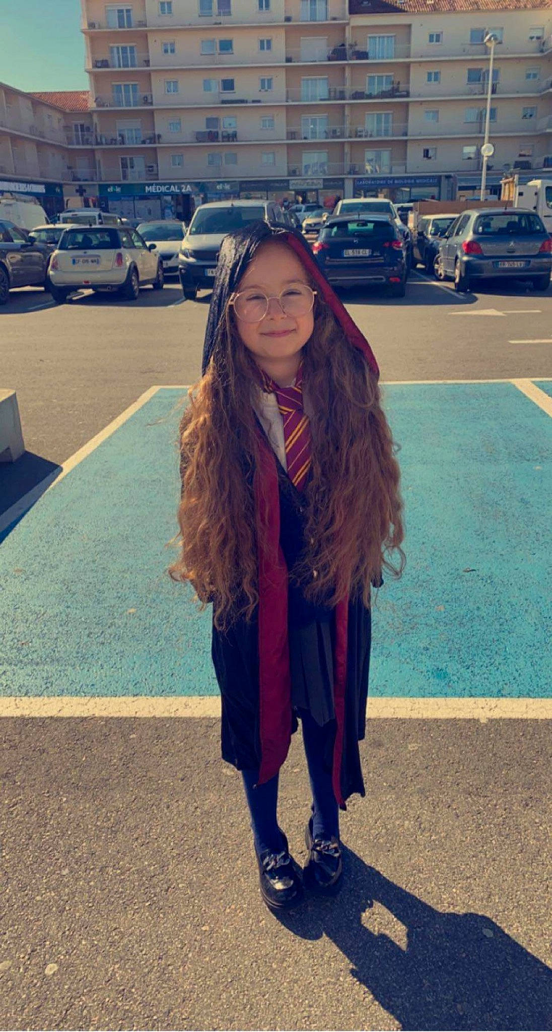 Adélaïde a rejoint le concours — aidez-le/la à gagner de superbes lots ! asphalt, blazer, car, cool, denim, electric_blue, eyewear, hair, hairstyle, happy, joy, land_vehicle, leather_jacket, person, road_surface, sidewalk, thigh, tints_and_shades, tire, vehicle