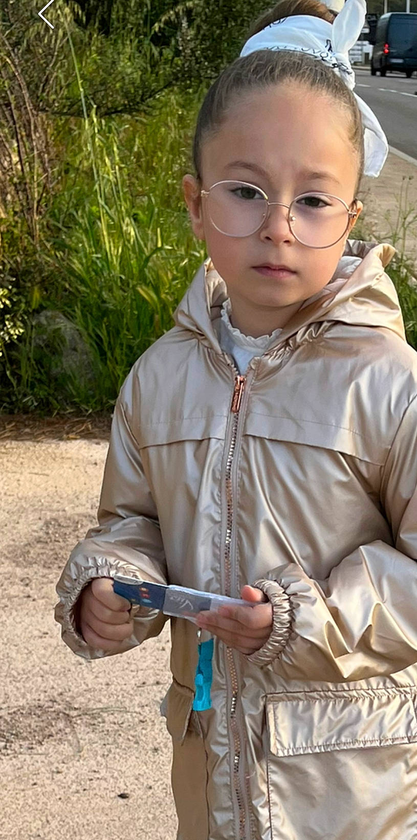 Adélaïde a rejoint le concours — aidez-le/la à gagner de superbes lots ! audio_equipment, child, eyewear, grass, headphones, hoodie, outerwear, people_in_nature, person, personal_protective_equipment, plant, portrait_photography, sleeve, soil, toddler
