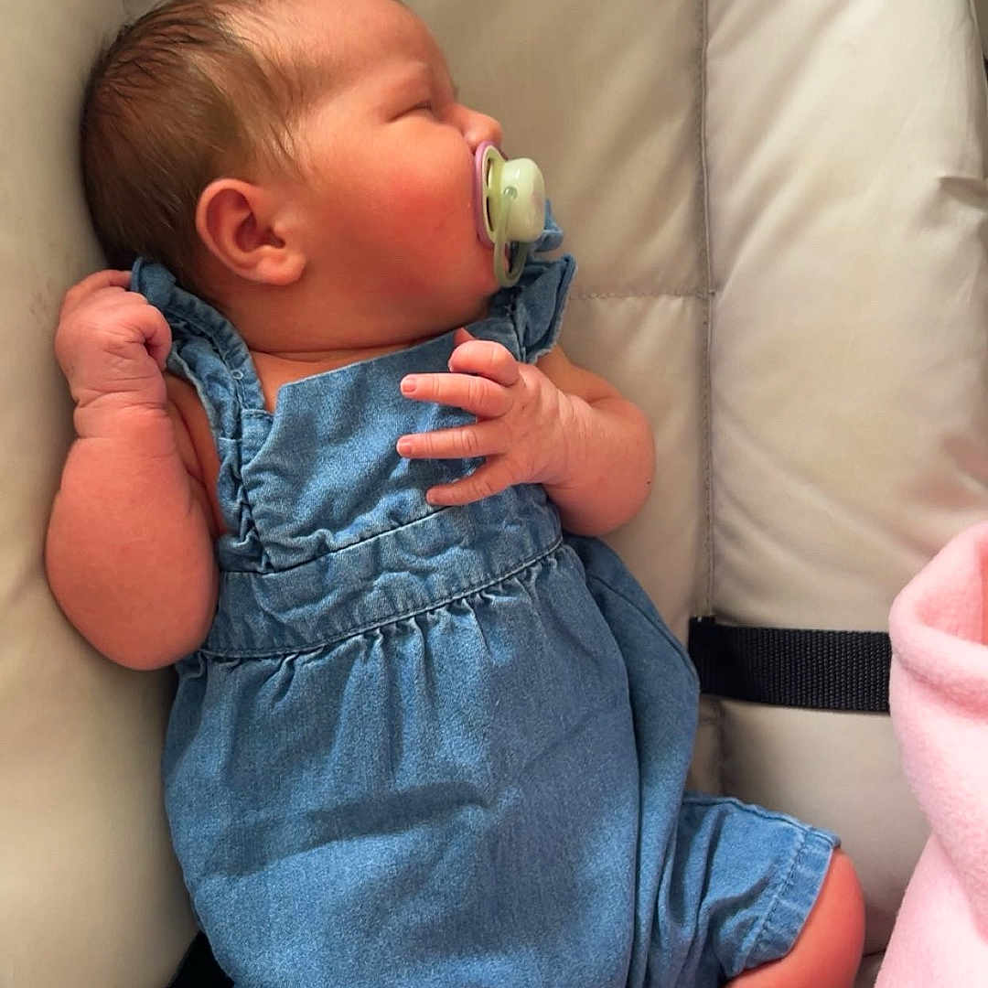 Paola a rejoint le concours — aidez-le/la à gagner de superbes lots ! baby, blue_romper, child, clothing, comfort, cushion, cute, foot, hand, indoors, infant, nap, newborn, pacifier, peaceful, resting, seat, skin, sleeping, young