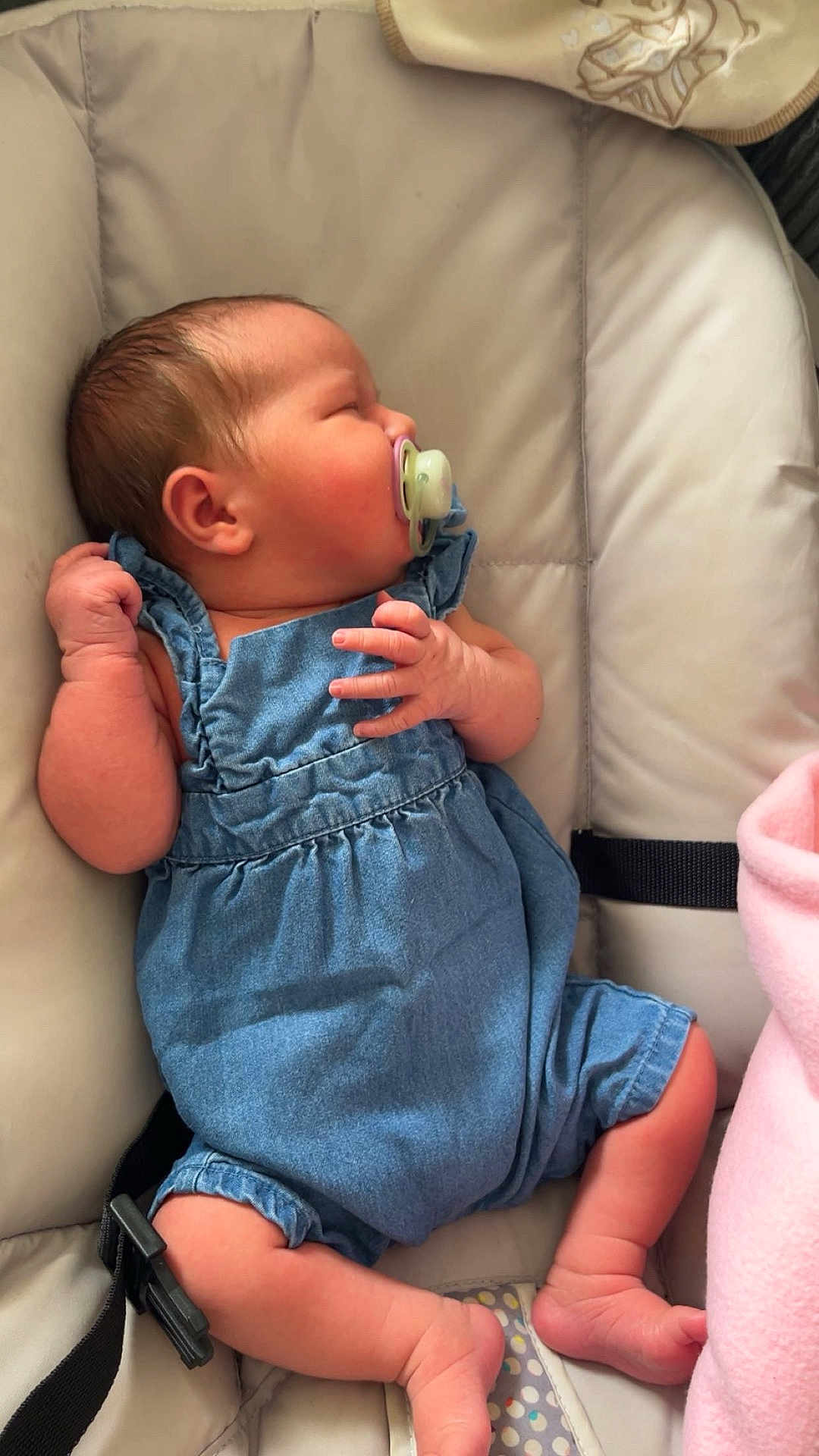 Paola a rejoint le concours — aidez-le/la à gagner de superbes lots ! baby, sleeping, pacifier, blue_romper, infant, cushion, seat, comfort, peaceful, newborn, skin, hand, foot, clothing, child, cute, indoors, nap, resting, young