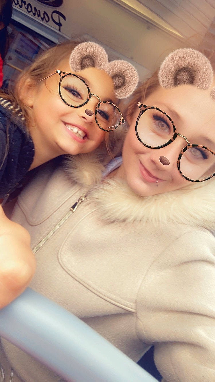 Mya participe au concours pour gagner de l'argent avec cette photo : beard, black_hair, cool, event, eyebrow, eyelash, eyewear, flash_photography, fun, gesture, glasses, hair, happy, human_body, jewellery, joy, lip, mouth, person, selfie