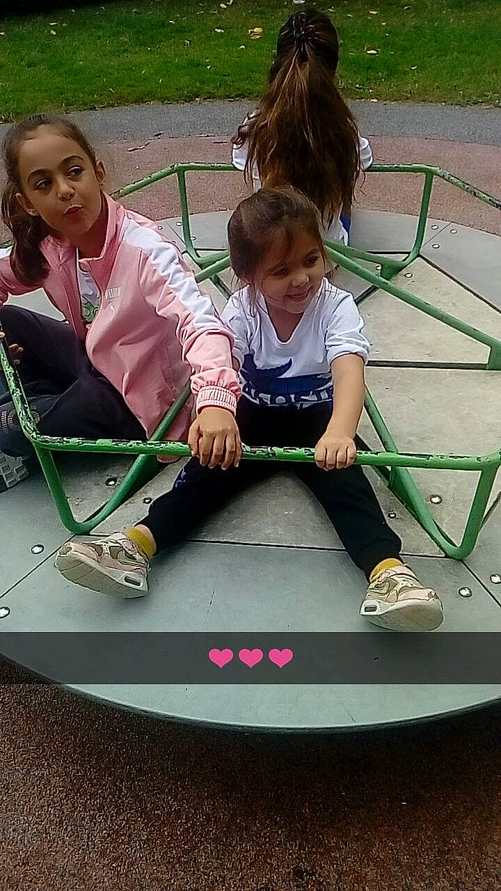 Mya participe au concours pour gagner de l'argent avec cette photo : bench, child, city, fun, grass, green, joy, leisure, outdoor_play_equipment, person, play, recreation, shorts, sitting, smile, sneakers, symmetry, t_shirt, toddler, trampolining_equipment_and_supplies