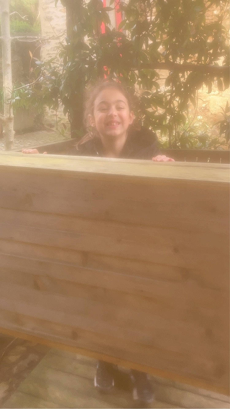 Mya participe au concours pour gagner de l'argent avec cette photo : eye, flooring, fun, happy, hardwood, house, joy, lens_flare, lumber, pattern, person, plank, plant, plywood, room, smile, tints_and_shades, tree, varnish, wood
