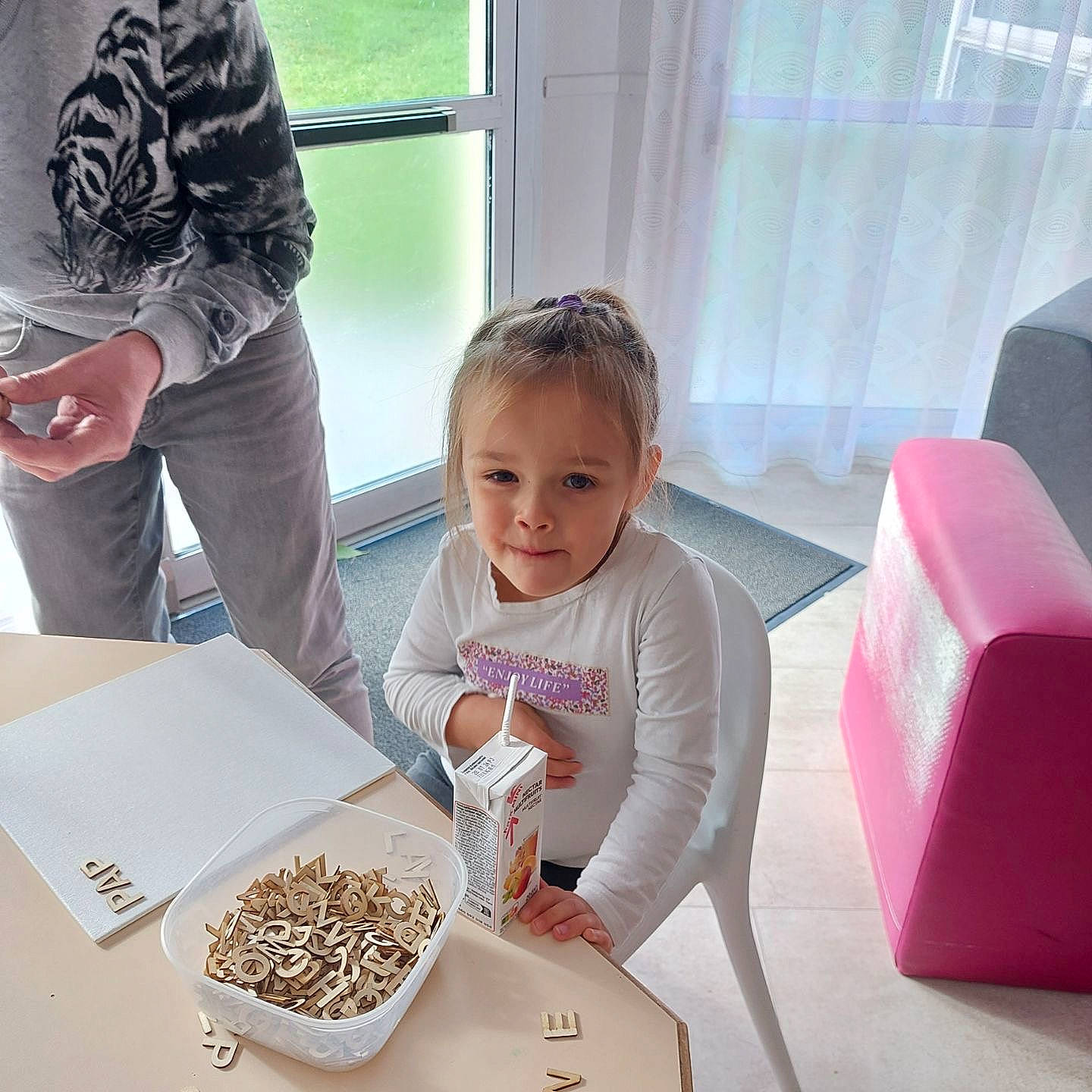 Leïla a rejoint le concours — aidez-le/la à gagner de superbes lots ! baby, baseball_cap, chair, child, comfort, comfort_food, cuisine, curtain, dish, event, flooring, fun, happy, hat, person, play, room, sitting, t_shirt, table