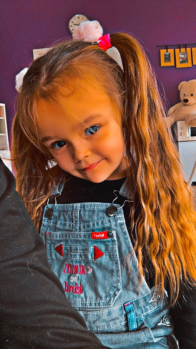 Leïla a rejoint le concours — aidez-le/la à gagner de superbes lots ! blond, brown_hair, cheek, child, electric_blue, event, eyelash, face, fashion_accessory, fun, hair, hairstyle, happy, headband, iris, long_hair, person, skin, smile, t_shirt