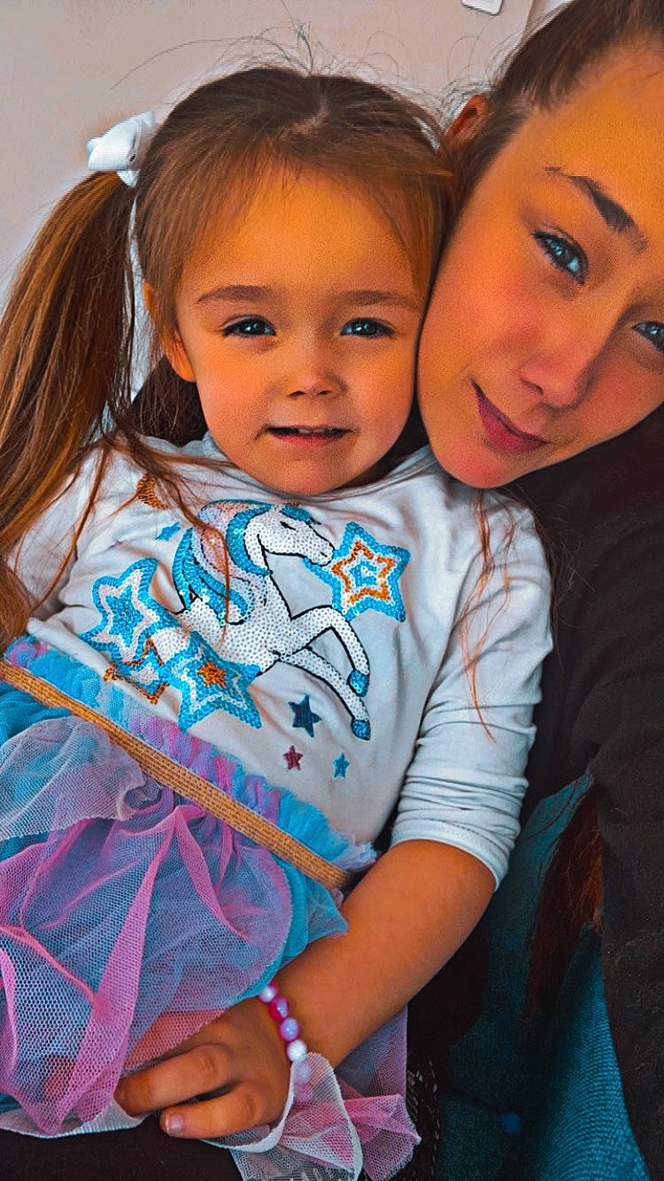 Leïla a rejoint le concours — aidez-le/la à gagner de superbes lots ! black_hair, cheek, chin, cool, eye, face, facial_expression, hair, hairstyle, hand, happy, head, iris, lip, nose, person, shoulder, skin, smile, summer