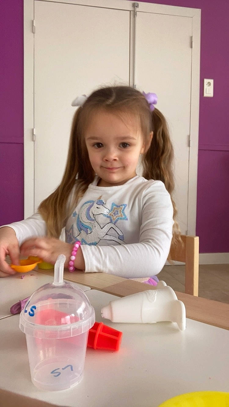 Leïla a rejoint le concours — aidez-le/la à gagner de superbes lots ! baby, beauty, child, door, drink, drinkware, flooring, fun, household_supply, joy, person, plastic, plastic_bottle, play, room, sitting, skin, solvent, table, toddler