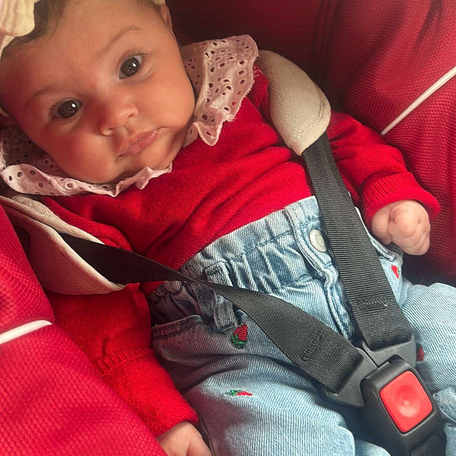 Elena a rejoint le concours — aidez-le/la à gagner de superbes lots ! baby, car_seat, casual_wear, child, child_seat, comfort, cute, denim_pants, expression, face, fashion, headband, indoors, infant, portrait, red_clothing, safety_belt, seat_belt, small_hands, strawberry_embroidery