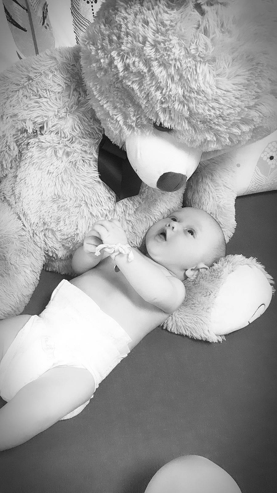 Sanders participe au concours pour gagner de l'argent avec cette photo : arm, black_and_white, comfort, dress, eye, eyebrow, eyelash, flash_photography, gesture, hair, hand, happy, head, human_body, lip, person, petal, stuffed_toy, style, toy