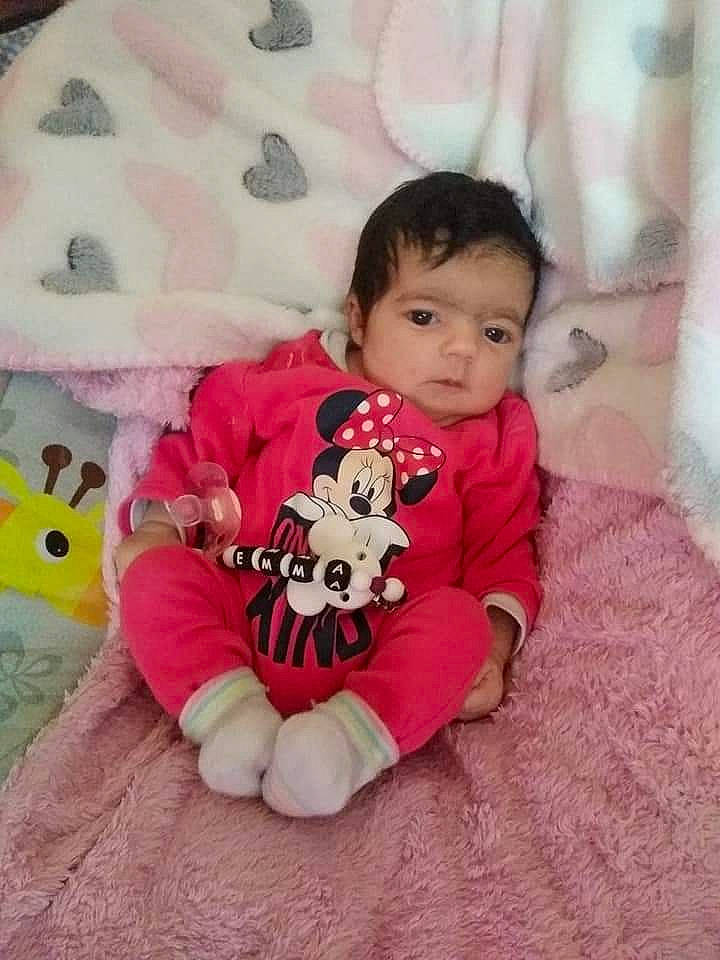 Emma participe au concours pour gagner de l'argent avec cette photo : baby, baby_products, baby_toddler_clothing, cheek, child, comfort, eye, flooring, happy, head, linens, magenta, pattern, person, pink, skin, sleeve, stuffed_toy, toddler, toy