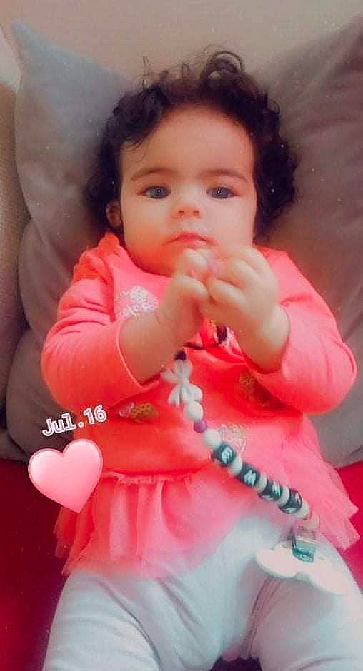 Emma a rejoint le concours — aidez-le/la à gagner de superbes lots ! baby, baby_toddler_clothing, cheek, chin, eye, eyelash, finger, gesture, hand, happy, head, lip, mouth, neck, nose, person, pink, skin, sleeve, thumb