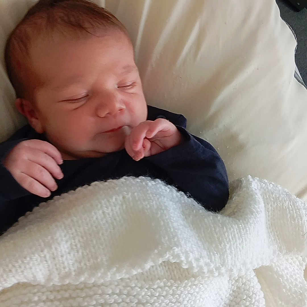 Lola participe au concours pour gagner de l'argent avec cette photo : architecture, baby, bed, bedroom, blanket, building, cushion, face, furniture, head, homedecor, hospital, indoors, newborn, person, photography, portrait, quilt, room, sleeping