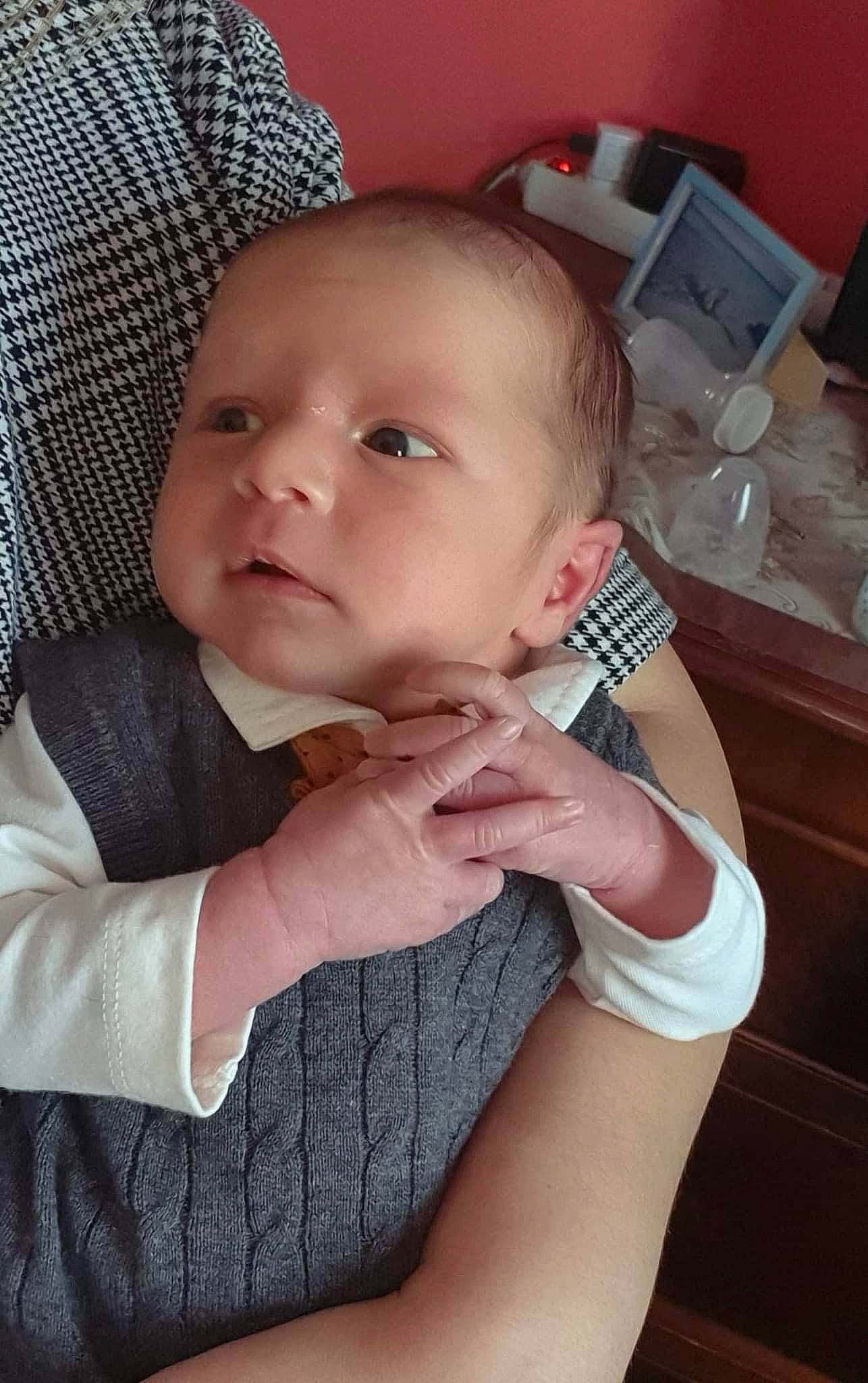 Geza a rejoint le concours — aidez-le/la à gagner de superbes lots ! abdomen, arm, baby, baby_products, baby_toddler_clothing, chair, cheek, chest, child, comfort, ear, eyelash, finger, gesture, iris, nail, person, room, sitting, thumb