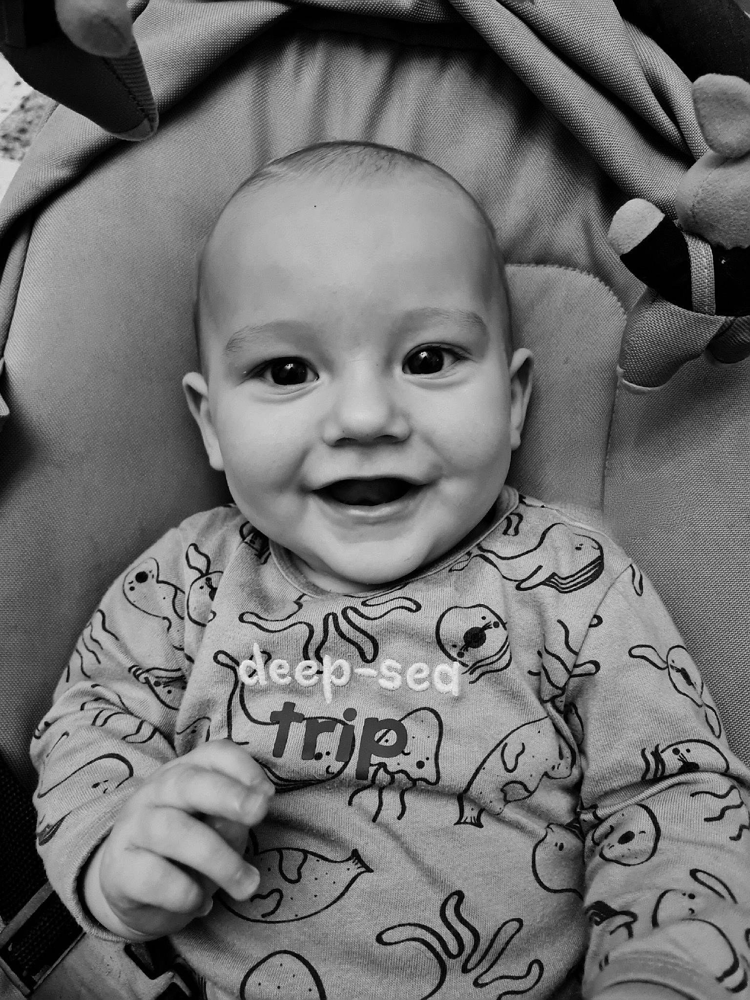 Harald participe au concours pour gagner de l'argent avec cette photo : baby, black, black_and_white, cheek, eye, facial_expression, flash_photography, forehead, happy, head, human, joy, mouth, nose, organ, person, photograph, product, skin, sleeve