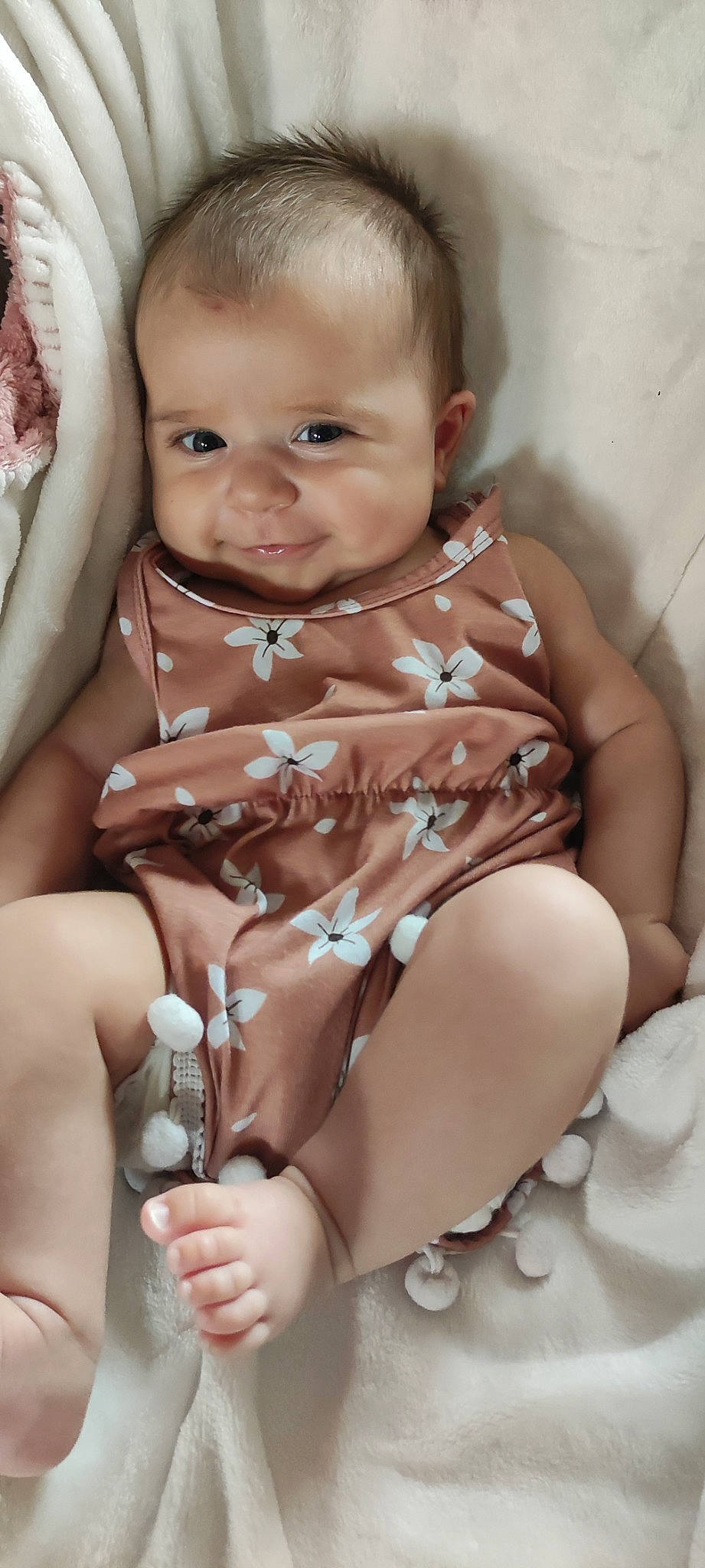 Elina participe au concours pour gagner de l'argent avec cette photo : baby, baby_toddler_clothing, cheek, eye, face, finger, gesture, hair, hand, happy, head, iris, mouth, nail, neck, nose, person, skin, stomach, thumb