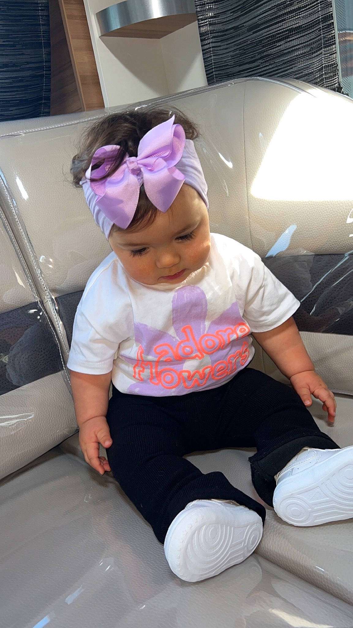 Mylie a rejoint le concours — aidez-le/la à gagner de superbes lots ! automotive_design, cap, car_seat, child, comfort, fun, happy, headwear, human_leg, knee, leisure, magenta, person, shorts, sitting, sleeve, sock, sportswear, t_shirt, thigh