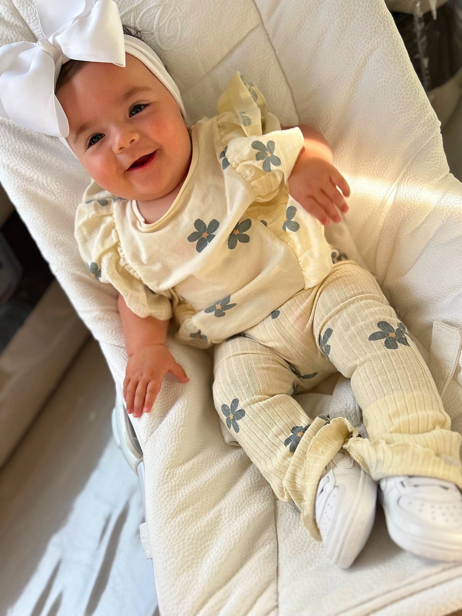Mylie participe au concours pour gagner de l'argent avec cette photo : astronaut, baby, baby_products, baby_safety, baby_sleeping, baby_toddler_clothing, cap, child, comfort, happy, joy, linens, person, personal_protective_equipment, sitting, sleeve, smile, toddler