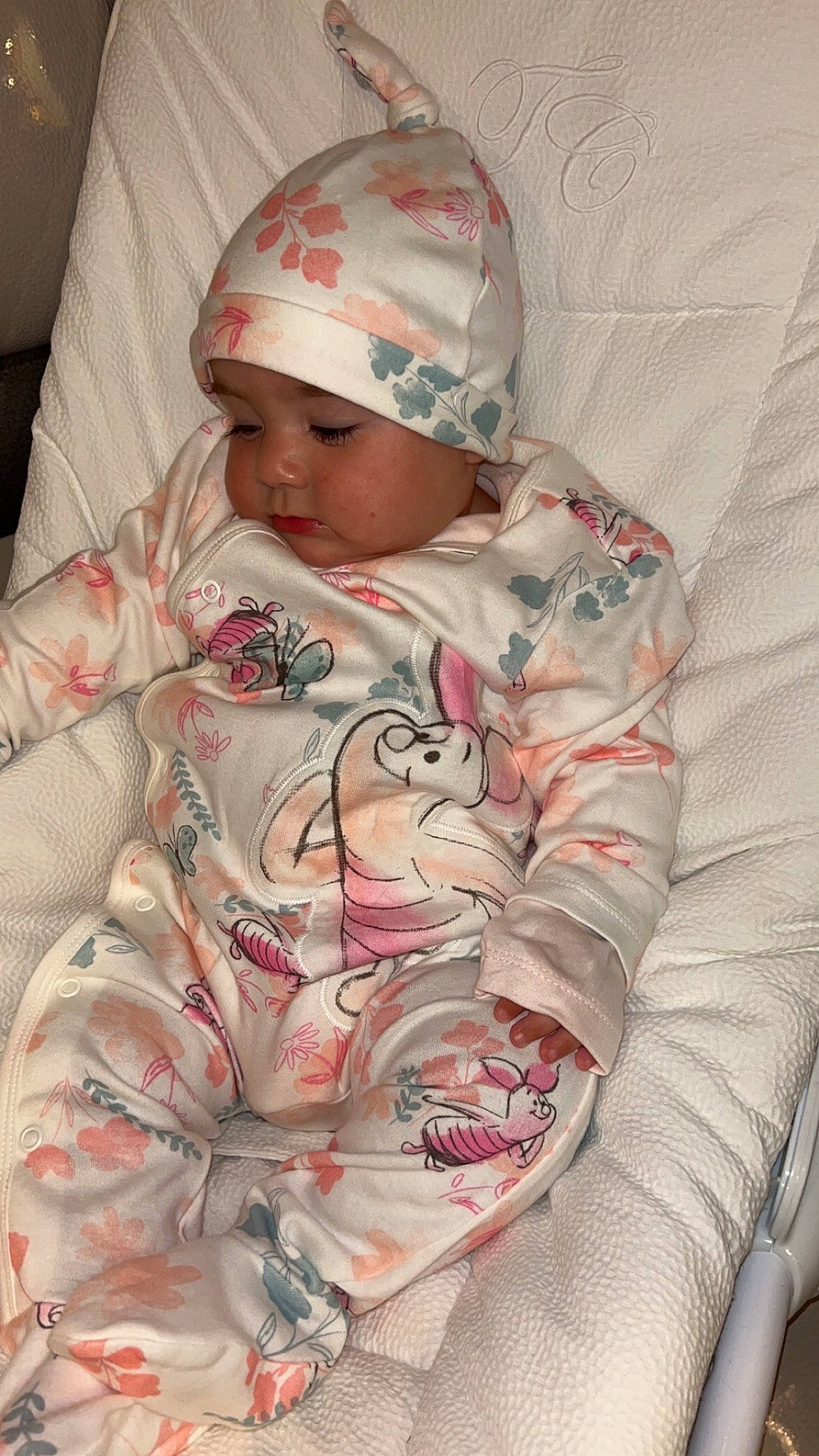 Mylie participe au concours pour gagner de l'argent avec cette photo : baby, baby_products, baby_sleeping, baby_toddler_clothing, cap, carmine, cheek, child, comfort, face, facial_expression, headwear, linens, lip, mouth, pattern, person, pink, skin, sleeve