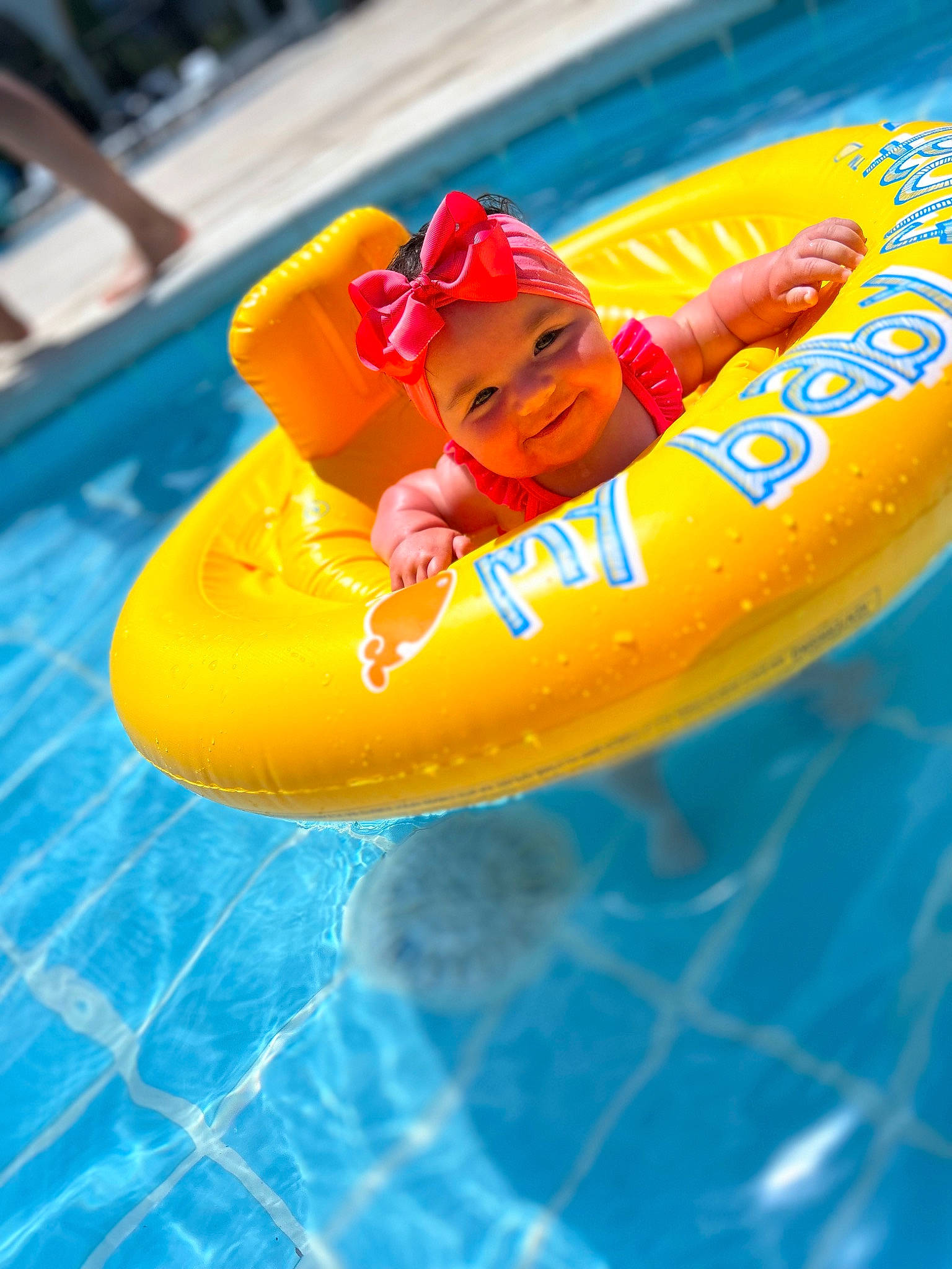 Mylie a rejoint le concours — aidez-le/la à gagner de superbes lots ! aqua, baby, baby_float, baby_products, bathing, blue, cap, fun, happy, headwear, inflatable, leisure, leisure_centre, nonbuilding_structure, person, personal_protective_equipment, recreation, swimming_pool, toddler, tubing