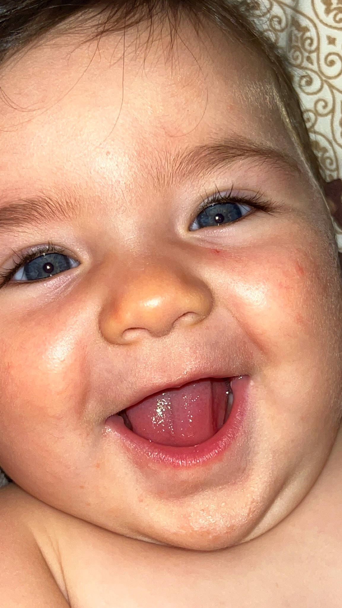 Mylie a rejoint le concours — aidez-le/la à gagner de superbes lots ! cheek, chin, ear, eyebrow, eyelash, facial_expression, forehead, gesture, hairstyle, happy, iris, jaw, lip, mouth, neck, nose, person, skin, smile, tongue