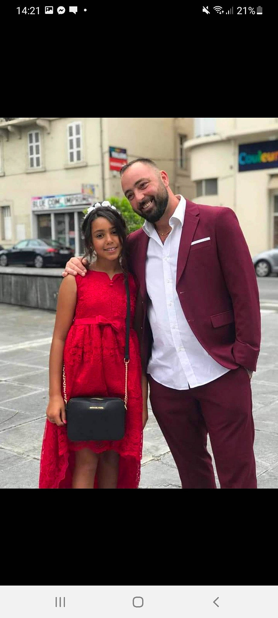 Lindsay participe au concours pour gagner de l'argent avec cette photo : beard, eyewear, face, facial_expression, fashion_design, formal_wear, friendship, fun, gesture, hairstyle, happy, joy, luggage_and_bags, magenta, person, red, shoulder, smile, standing, street_fashion