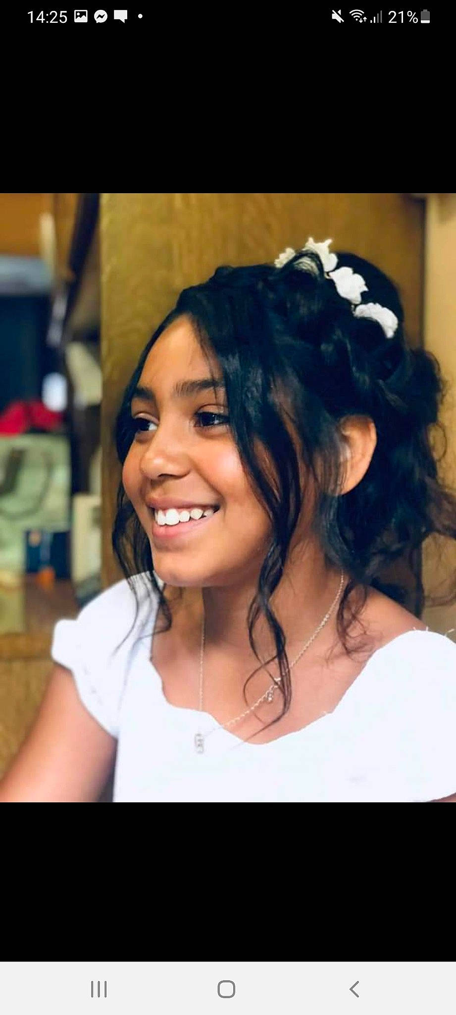 Lindsay a rejoint le concours — aidez-le/la à gagner de superbes lots ! black_hair, bridal_accessory, bride, brown_hair, cool, event, eyebrow, eyelash, flash_photography, forehead, hair, happy, headpiece, jewellery, joy, layered_hair, long_hair, makeover, person, shoulder