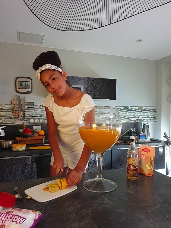 Lindsay participe au concours pour gagner de l'argent avec cette photo : alcoholic_beverage, bacardi_cocktail, barware, classic_cocktail, cocktail, cooking, countertop, drink, drinkware, food, headwear, joy, juice, mimosa, orange, orange_drink, orange_juice, orange_soft_drink, person, stemware