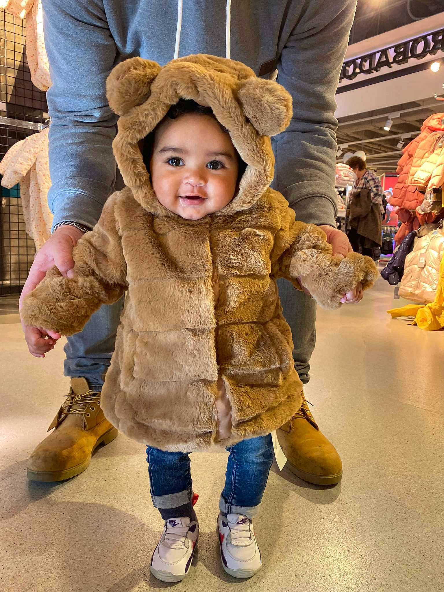 Sofia participe au concours pour gagner de l'argent avec cette photo : baby, boot, cap, child, event, flooring, fun, fur, fur_clothing, gesture, happy, hat, headgear, jacket, leisure, person, skin, sleeve, smile, sun_hat