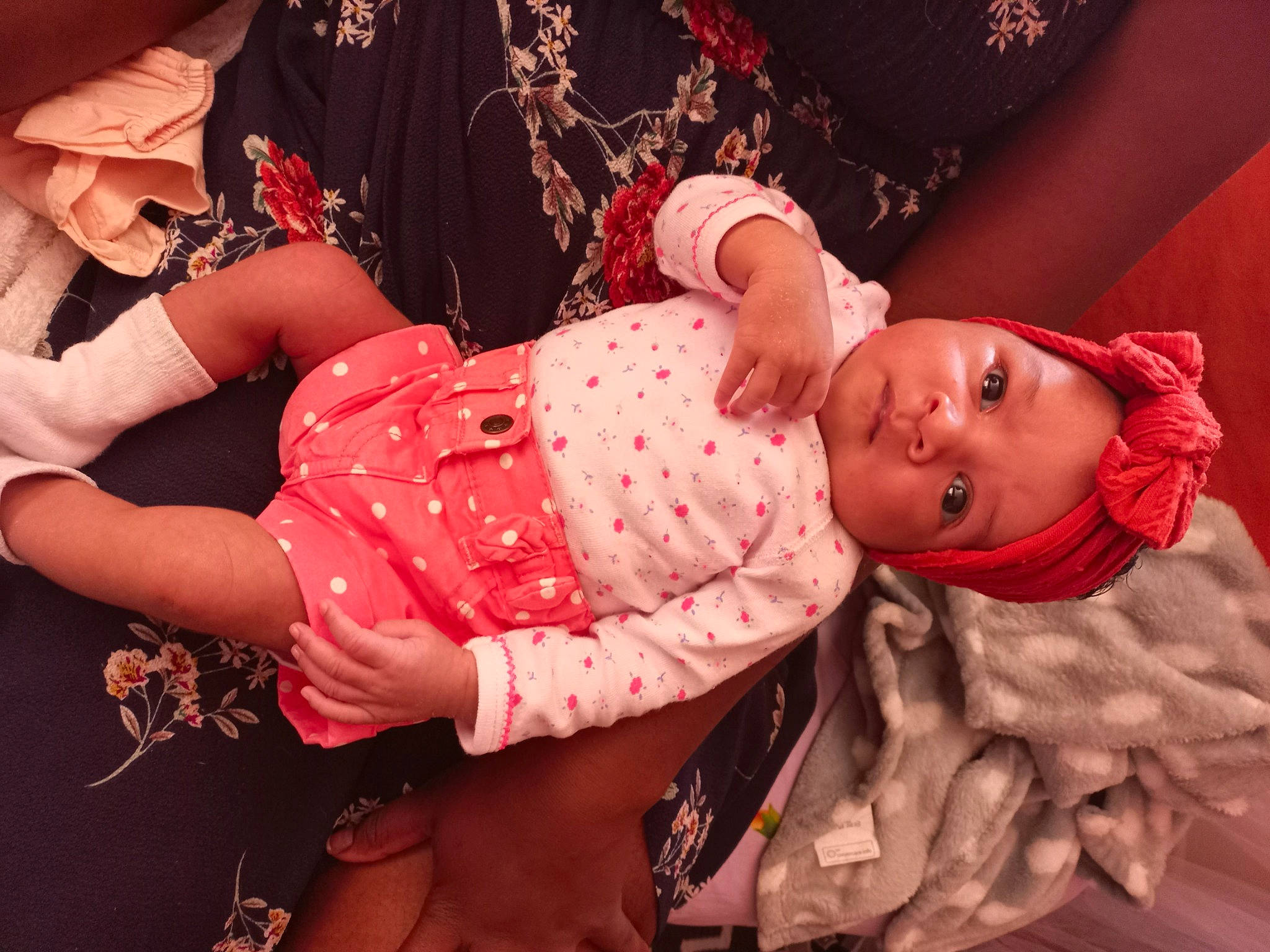 Sofia a rejoint le concours — aidez-le/la à gagner de superbes lots ! abdomen, arm, baby, baby_toddler_clothing, cheek, entertainment, flash_photography, hand, happy, headwear, human, human_body, mouth, muscle, orange, person, pink, skin, sleeve, textile