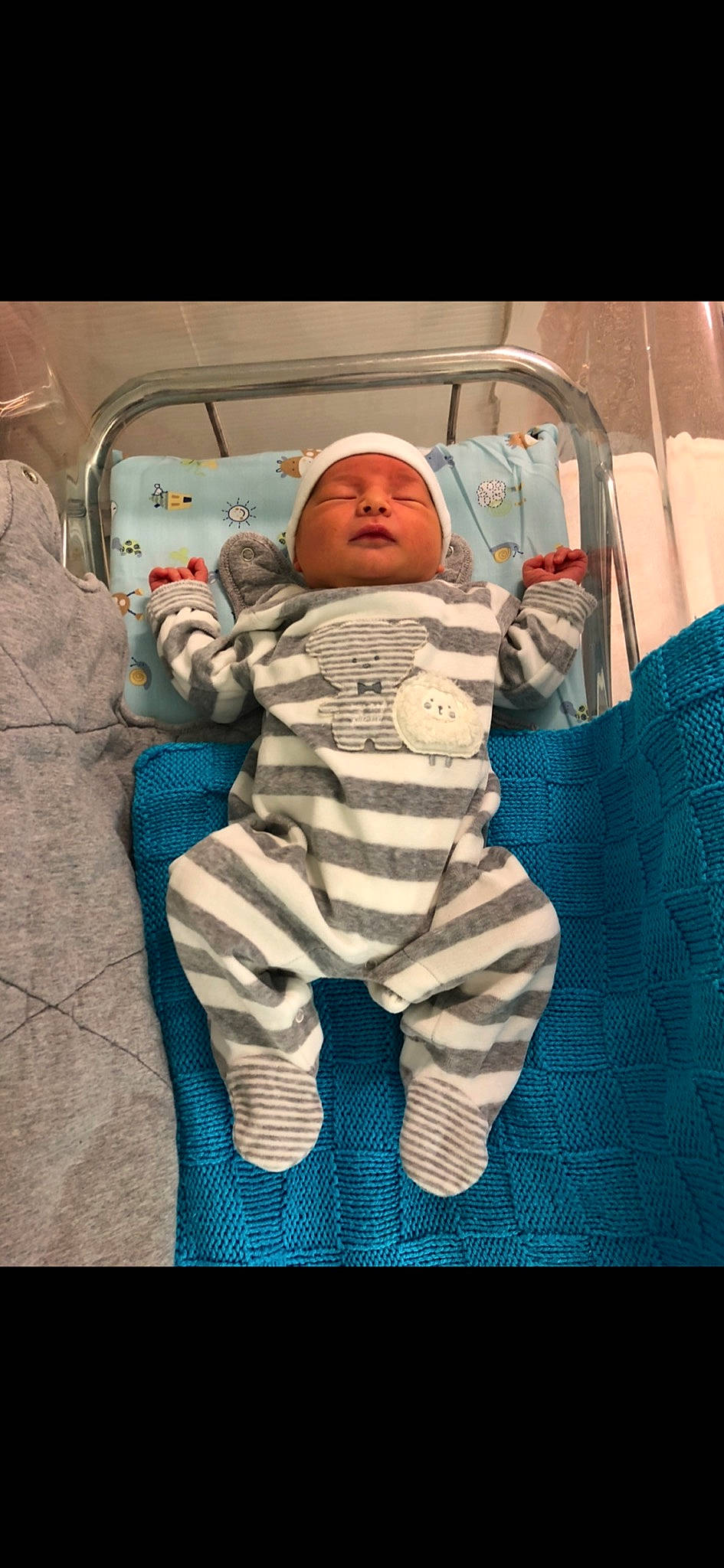 Cameron a rejoint le concours — aidez-le/la à gagner de superbes lots ! baby, baby_products, baby_safety, baby_sleeping, baby_toddler_clothing, bedtime, cheek, child, comfort, electric_blue, eye, face, head, infant_bed, linens, mouth, person, room, skin, sleeve