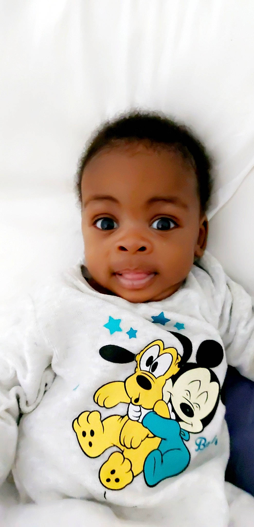 Eyden participe au concours pour gagner de l'argent avec cette photo : baby, baby_toddler_clothing, cheek, chin, eye, eyelash, face, flash_photography, gesture, hairstyle, happy, head, iris, lip, mammal, mouth, nose, person, skin, sleeve