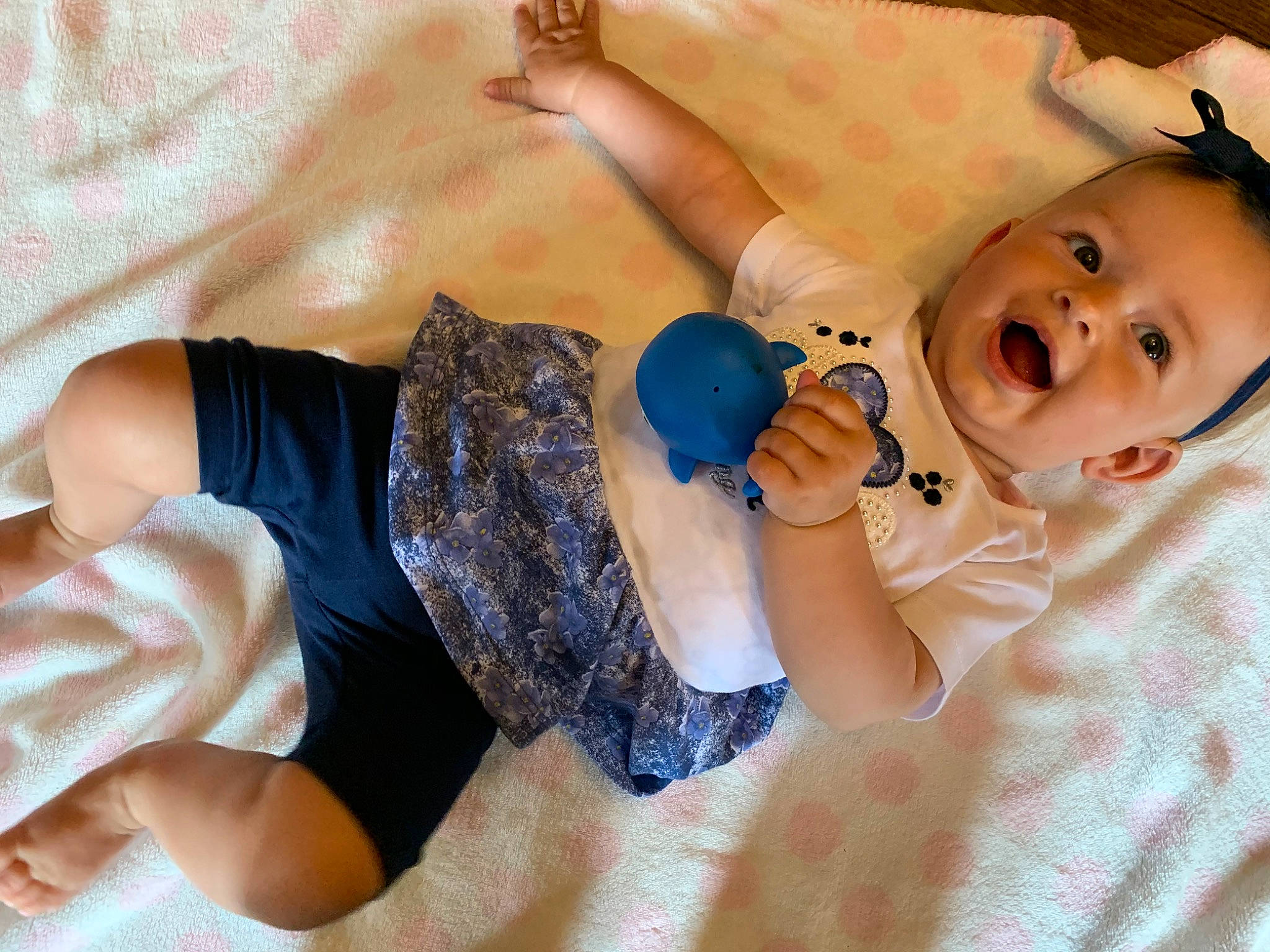 élyna a rejoint le concours — aidez-le/la à gagner de superbes lots ! baby, child, eye, finger, hand, person, product, skin, toddler