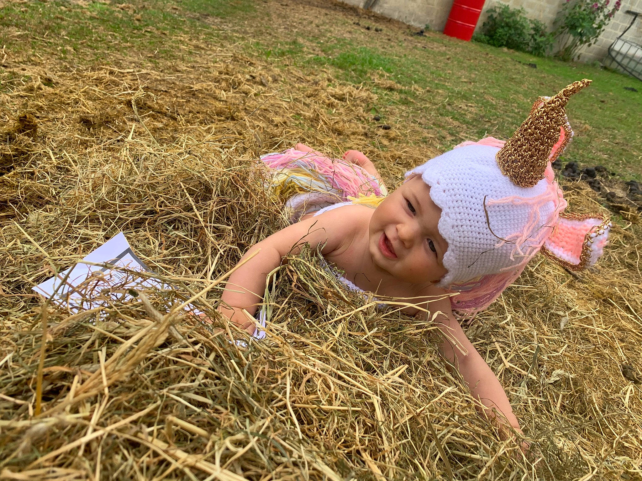 élyna a rejoint le concours — aidez-le/la à gagner de superbes lots ! child, fun, grass, grass_family, hay, headwear, person, pink, plant, straw
