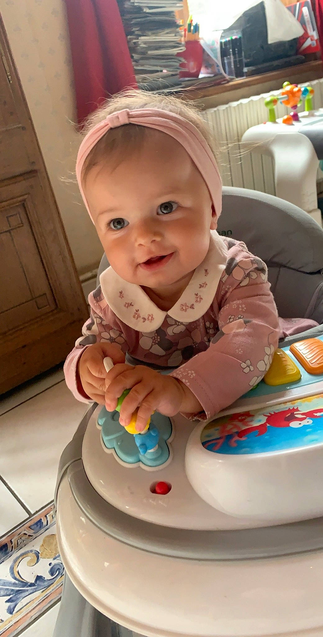 élyna a rejoint le concours — aidez-le/la à gagner de superbes lots ! baby, baked_goods, birthday, cake, cake_decorating, child, eating, food, person, play, sitting, sugar_paste, toddler