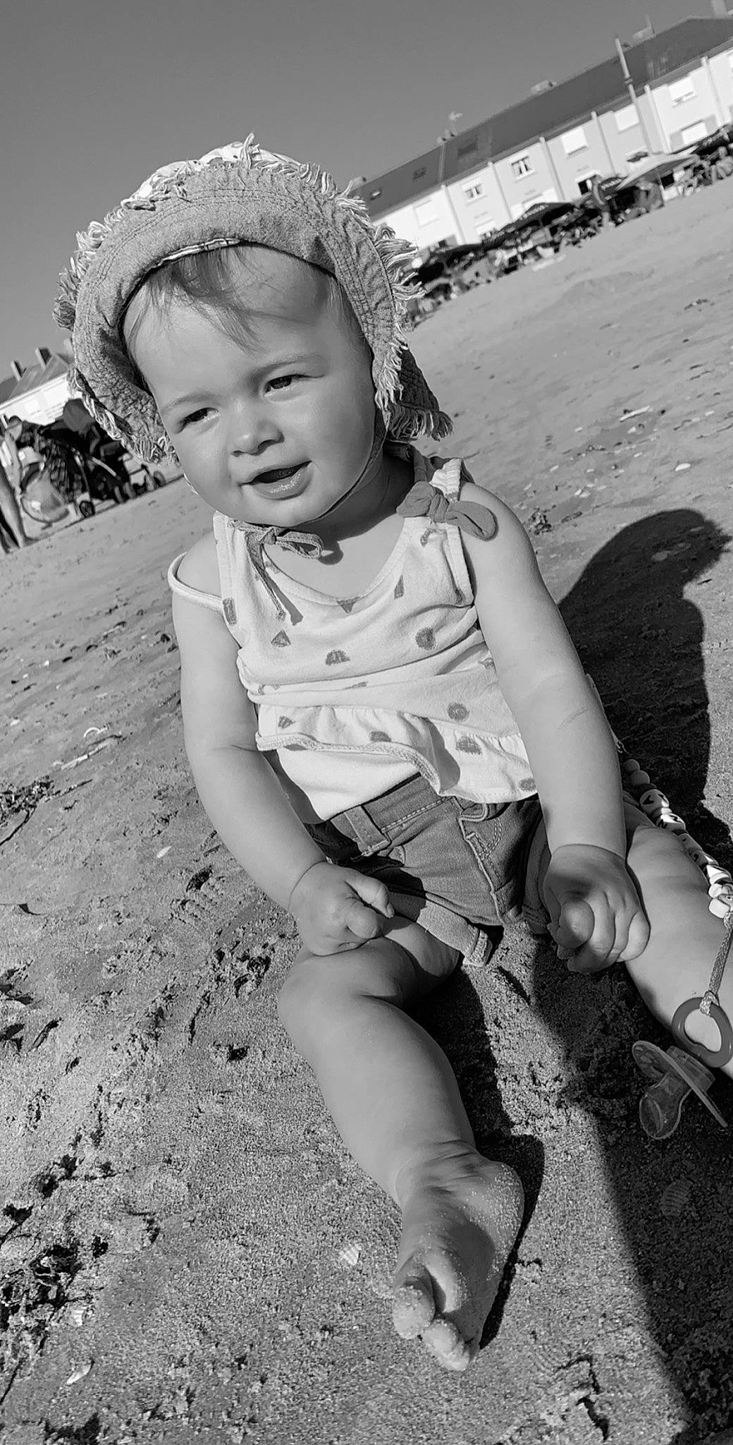 élyna participe au concours pour gagner de l'argent avec cette photo : baby, black, black_and_white, child, eye, fun, monochrome, monochrome_photography, person, photograph, photography, play, portrait, sand, sitting, smile, snapshot, stock_photography, style, toddler