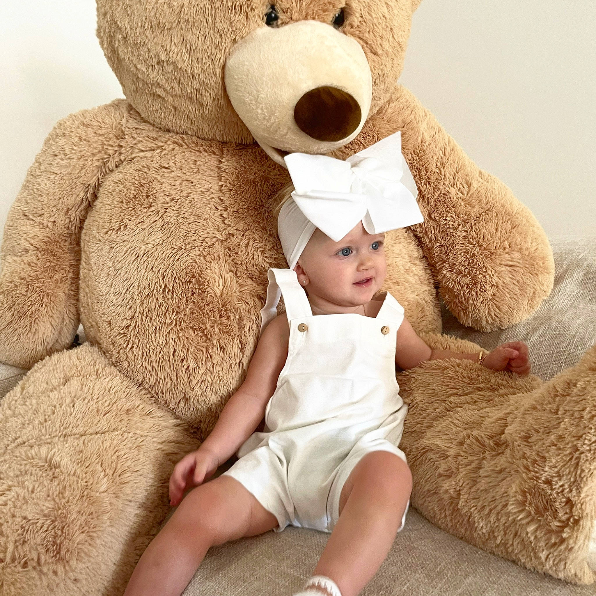 Molly participe au concours pour gagner de l'argent avec cette photo : baby, baby_sleeping, baby_toddler_clothing, child, comfort, costume_hat, fur, gesture, happy, hat, headwear, human_leg, linens, mammal, person, skin, stuffed_toy, sun_hat, teddy_bear, textile