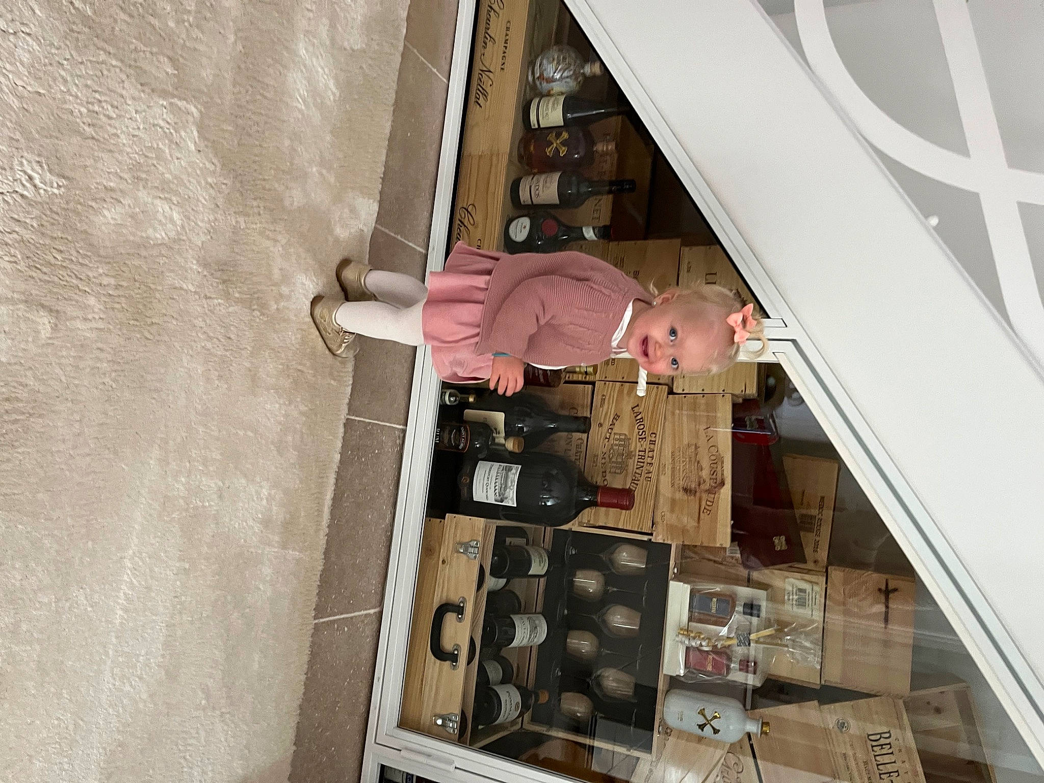 Molly a rejoint le concours — aidez-le/la à gagner de superbes lots ! building, ceiling, engineering, facade, flooring, handrail, hardwood, machine, material_property, metal, pattern, person, room, stairs, visual_arts, wood