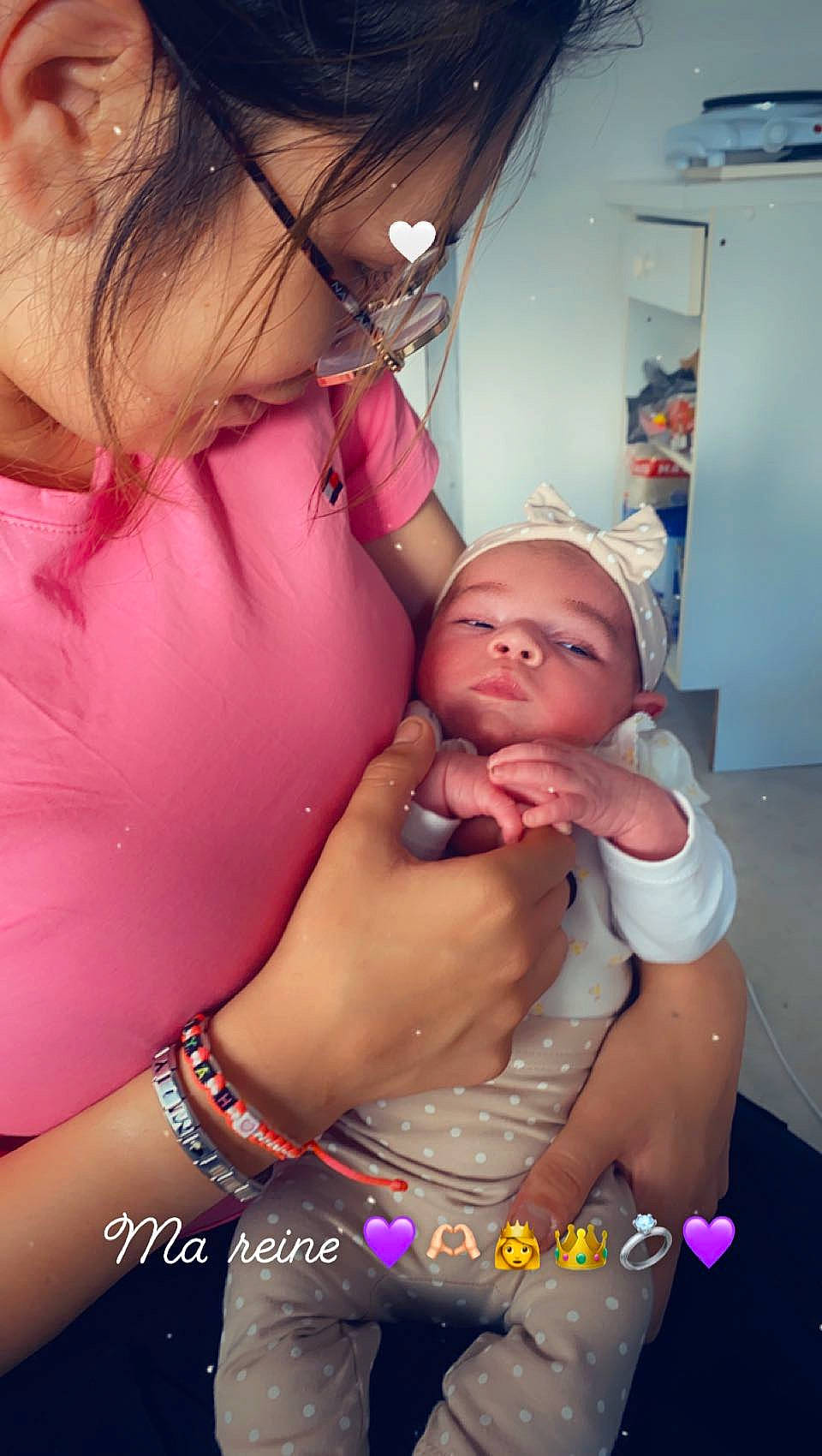 Miyah a rejoint le concours — aidez-le/la à gagner de superbes lots ! abdomen, arm, baby, door, event, eyelash, eyewear, hair, hairstyle, hand, happy, headwear, human_body, mouth, nail, person, pink, skin, thigh, toddler