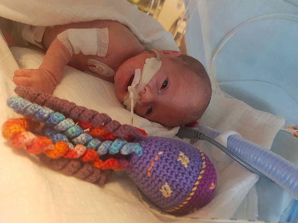 Alyssa a rejoint le concours — aidez-le/la à gagner de superbes lots ! art, baby, baby_products, bed, child, comfort, fashion_accessory, finger, hand, health_care, human_body, human_leg, linens, medical, nail, pattern, person, thigh, thumb, woolen