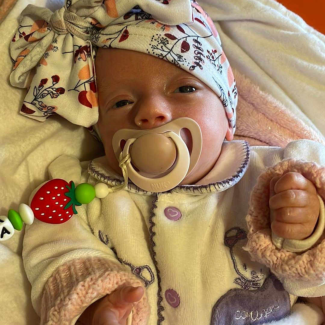 Alyssa a rejoint le concours — aidez-le/la à gagner de superbes lots ! baby, baby_products, baby_safety, baby_sleeping, baby_toddler_clothing, cheek, child, comfort, face, fur, linens, mouth, pattern, sitting, skin, sleep, sleeve, textile, thumb, toddler