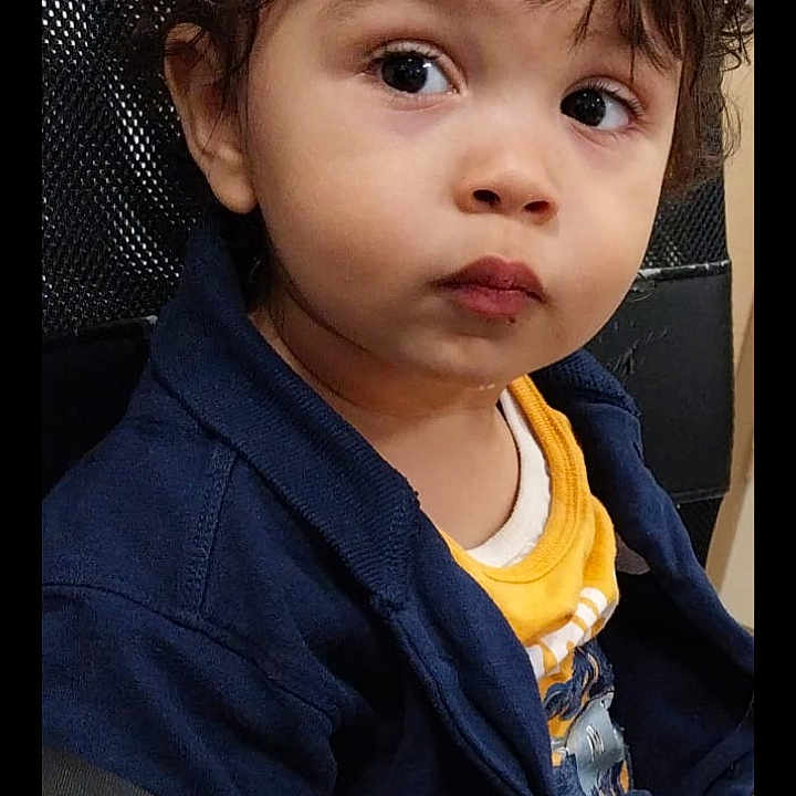 Souheil participe au concours pour gagner de l'argent avec cette photo : bodypart, boy, bread, child, clothing, coat, face, finger, food, furniture, hand, head, jacket, male, pants, person, photography, portrait, sitting, sweets