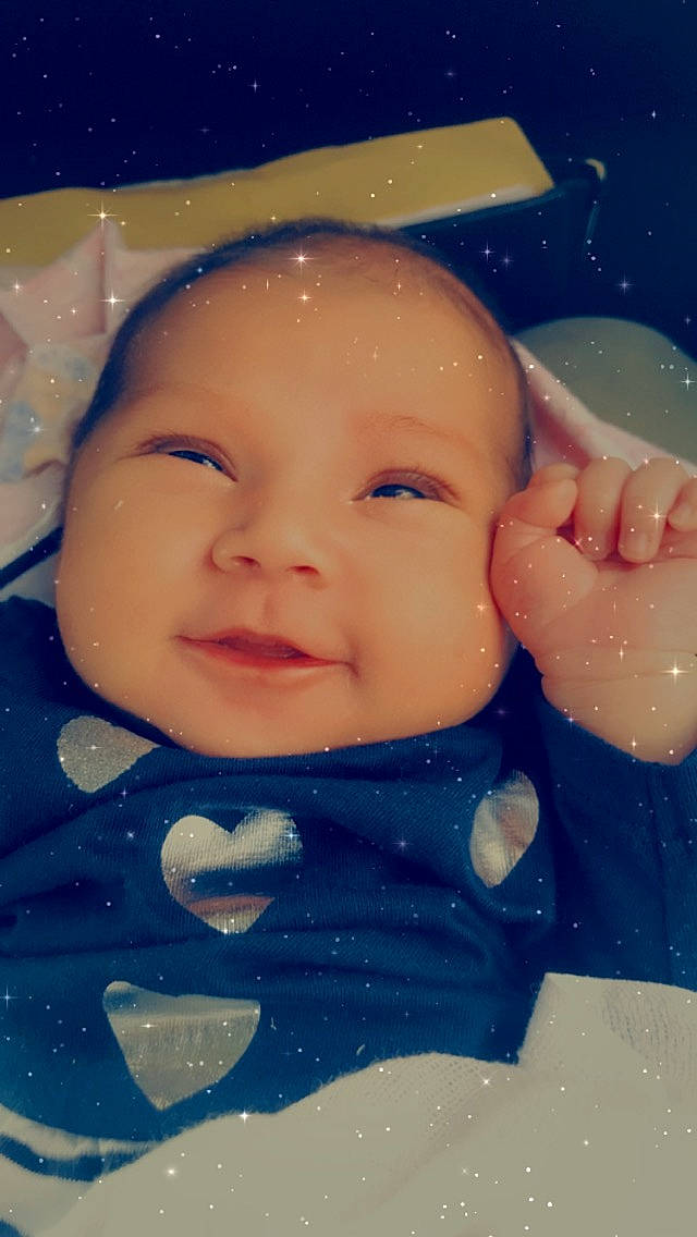 Victoria a rejoint le concours — aidez-le/la à gagner de superbes lots ! baby, cheek, child, chin, eyebrow, facial_expression, finger, fun, gesture, happy, human_body, lip, mouth, nose, people_in_nature, person, pink, skin, smile, toddler